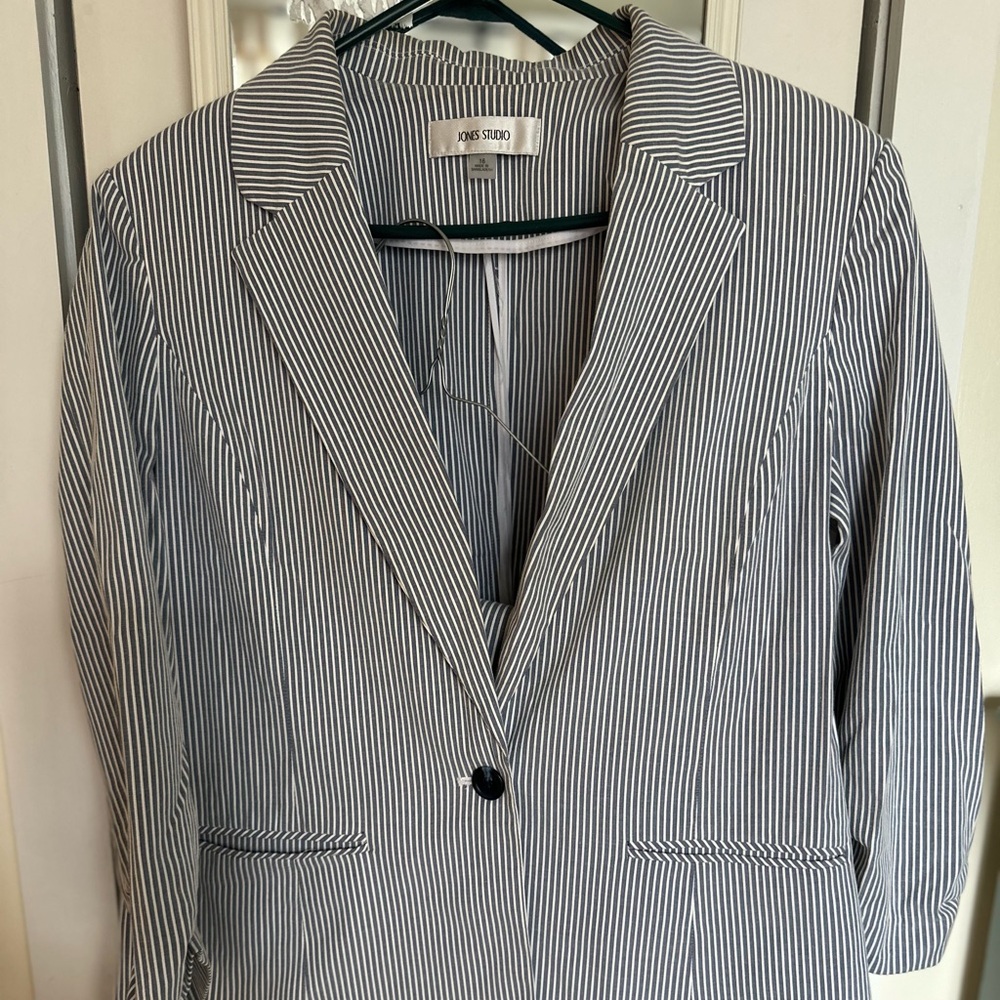 Jones Studio Women's pinstriped 2 piece pantsuit - Blue and White